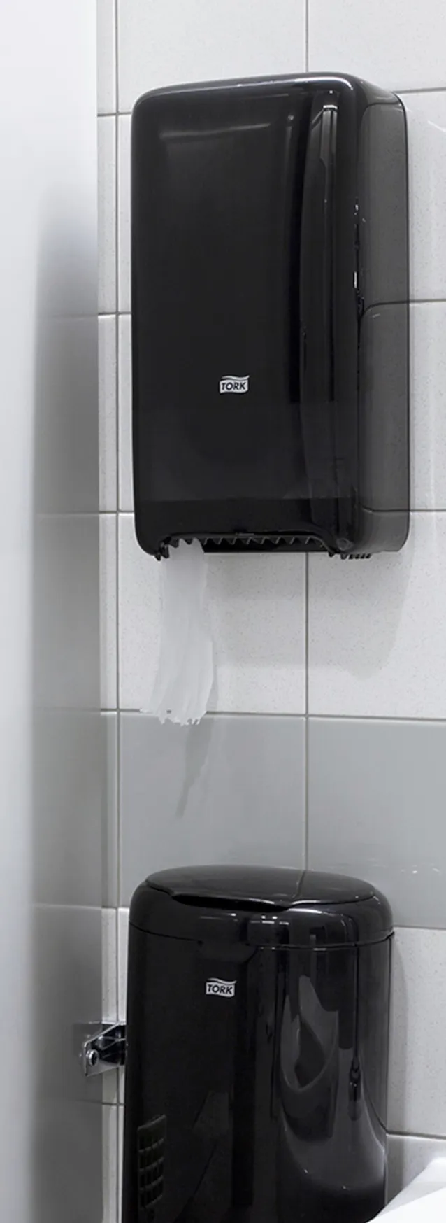 557508 Tork Twin Mid-size zásobník na toaletný papier v kotúči T6, čierny roin 3.png